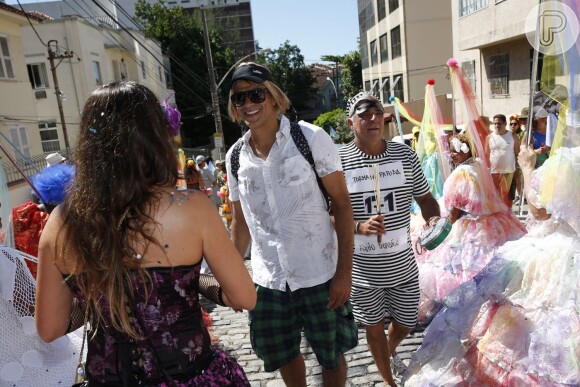 Amiga de Eduardo e Cynthia acompanha casal no desfile e tira fotos do ator durante pré-carnaval de rua no Rio