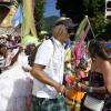 Eduardo Moscovis conversa com uma amiga durante desfile de carnaval de rua no Rio