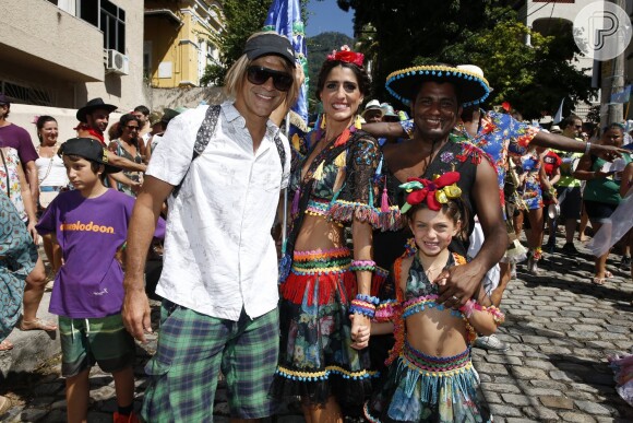 Eduardo Moscovis se diverte em bloco de rua com a mulher, Cynthia Howlett, e a filha, no Rio de Janeiro