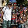 Eduardo Moscovis posa com a mulher, Cynthia Howlett, e a filha, Manuela, durante desfile de bloco de rua, no Rio de Janeiro