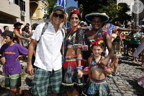 Eduardo Moscovis posa com a mulher, Cynthia Howlett, e a filha, Manuela, durante desfile de bloco de rua, no Rio de Janeiro