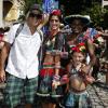 Eduardo Moscovis acompanha a mulher e a filha em dia de desfile de bloco de carnaval no Rio