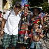 Eduardo Moscovis se diverte em bloco de rua com a mulher, Cynthia Howlett, e a filha, Manuela, no Rio de Janeiro