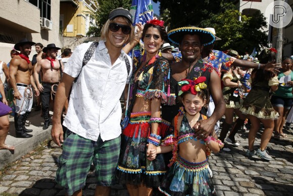 Eduardo Moscovis se diverte em bloco de rua com a mulher, Cynthia Howlett, e a filha, Manuela, no Rio de Janeiro