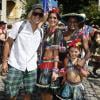Eduardo Moscovis posa para foto durante desfile de bloco de rua, Suvaco do Cristo, no Rio. O ator acompanhou a mulher Cynthia Howlett, e a filha, Manuela, de 5 anos