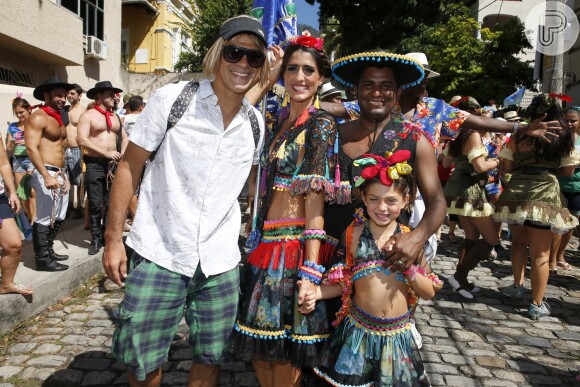 Eduardo Moscovis posa para foto durante desfile de bloco de rua, Suvaco do Cristo, no Rio. O ator acompanhou a mulher Cynthia Howlett, e a filha, Manuela, de 5 anos