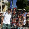 Eduardo Moscovis se diverte em bloco de rua com a mulher, Cynthia Howlett, e a filha, no Rio de Janeiro