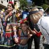 Eduardo Moscovis se diverte em bloco de rua com a mulher, Cynthia Howlett, e a filha, no Rio de Janeiro na manhã deste domingo (23)