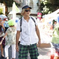 De peruca loira, Eduardo Moscovis acompanha Cynthia Howlett em desfile de bloco