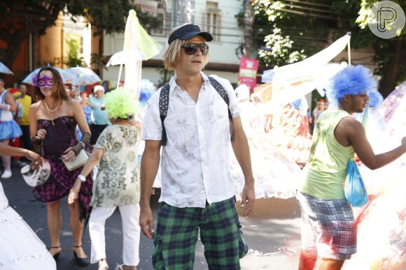 De peruca loira, Eduardo Moscovis se diverte em bloco de rua tradicional no Rio neste domingo, 23 de fevereiro de 2014