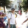 Eduardo Moscovis se diverte em bloco de rua no Rio de Janeiro
