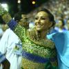 Simpática, Sabrina Sato acena para fãs em ensaio técnico da escola de samba Vila Isabel, no Rio