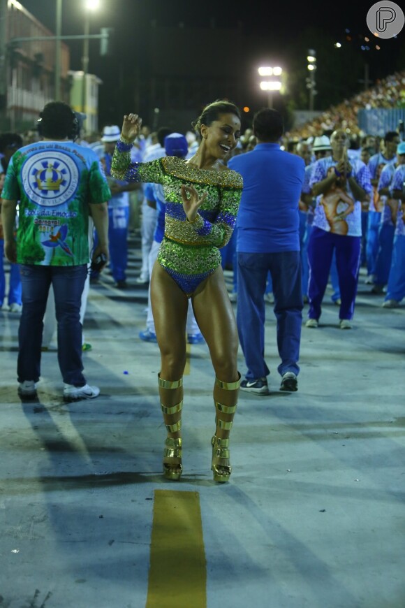 Sabrina Sato mostra pernas saradas e samba muito no ensaio técnico da escola de samba Vila Isabel, no Rio