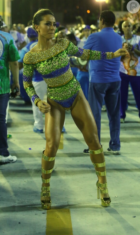 Sabrina Sato vai de maiô bordado e sandália gladiadora e samba muito no ensaio técnico da escola de samba Vila Isabel, na Sapucaí, no Rio