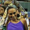 Atriz Suzana Pires mostra barriguinha sarada em ensaio técnico da escola de samba Vila Isabel, no Rio
