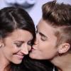 Justin Bieber faz um afago na mãe, Pattie Malette, durante a premiação da MTV em Los Angeles, nos Estados Unidos, na noite deste domingo (18)