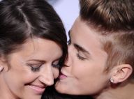 Grande vencedor do American Awards, Justin Bieber leva a mãe para a premiação