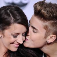 Grande vencedor do American Awards, Justin Bieber leva a mãe para a premiação