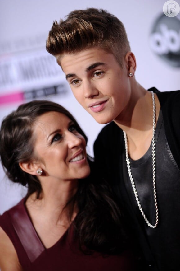 Pattie Malette só tem olhos para o filho famoso, Justin Bieber, durante a passagem pelo tapete vermelho