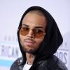 Chris Brown posa com o capuz de seu casaco