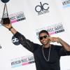 Usher fez questão de posar com seu troféu (artista masculino de soul e R&B) durante a premiação