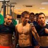 Neymar posta foto exibindo barriga definida ao lado de Daniel Alves