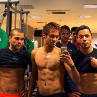 Neymar exibe barriga definida ao lado de Daniel Alves: 'Foco! Trabalho duro!'