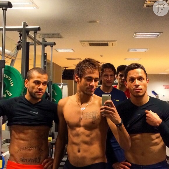 Neymar posta foto exibindo barriga definida ao lado de Daniel Alves