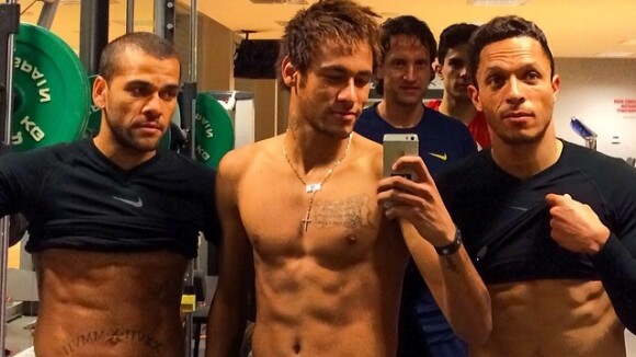 Neymar exibe barriga definida ao lado de Daniel Alves: 'Foco! Trabalho duro!'