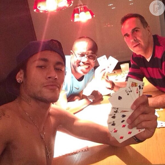 O craque ainda tirou o dia desta terça-feira, 25 de fevereiro de 2014, para jogar cartas com os amigos André Abootre e Wagner Ribeiro