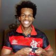 Vinicius Romão com o cabelo estilo black power que usava antes de ter sido preso