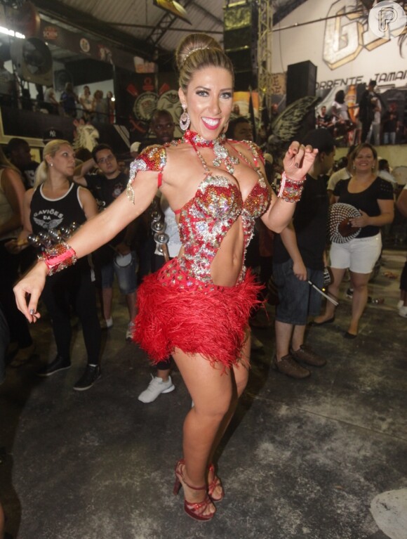 Tati Minerato é a rainha de bateria da Gaviões da Fiel desde 2009