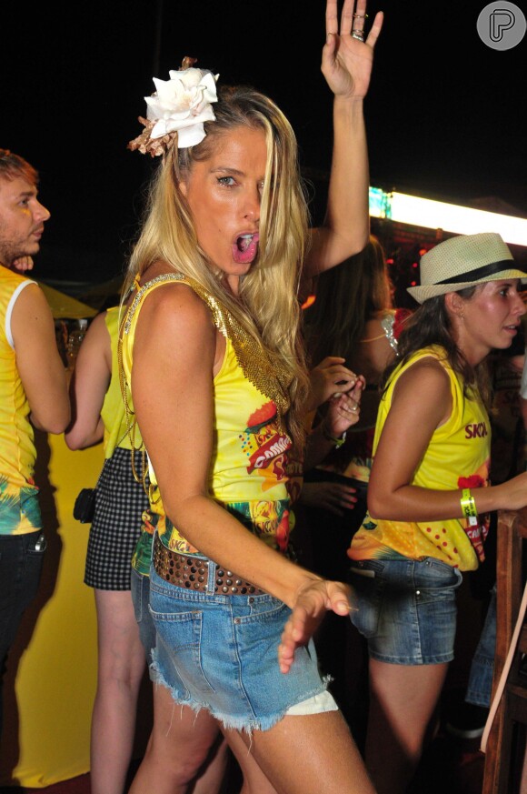 Adriane Galisteu dançou o 'Lepo Lepo'  durante o evento 'Dia do Fico' do Summer Floripa, que prolongou o Carnaval em Florianópolis