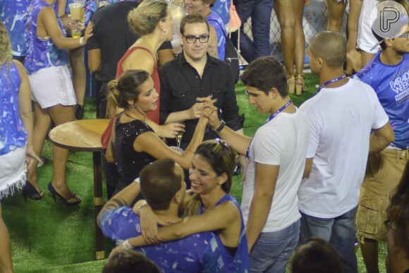 Depois do xaveco, Enzo Celulari aparece de mãos dadas com a moça no Carnaval do Rio