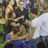 Enzo Celulari se diverte com loira na Sapucaí, no Carnaval do Rio
