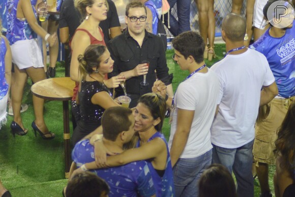 Enzo Celulari se diverte com loira na Sapucaí, no Carnaval do Rio