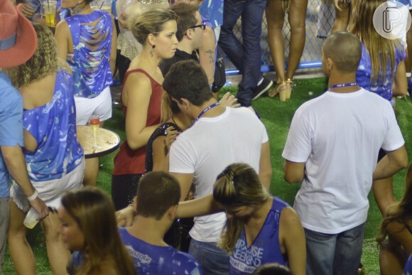 Ao pé do ouvido: Enzo Celulari conversa com loira no Carnaval do Rio
