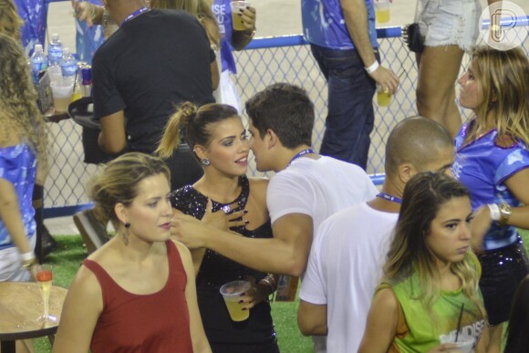 Enzo Celulari se aproxima de loira no Carnaval do Rio de Janeiro
