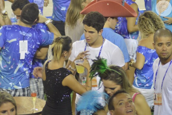Enzo Celulari se aproxima de uma loira no Carnaval do Rio e passa parte da noite conversando com ela