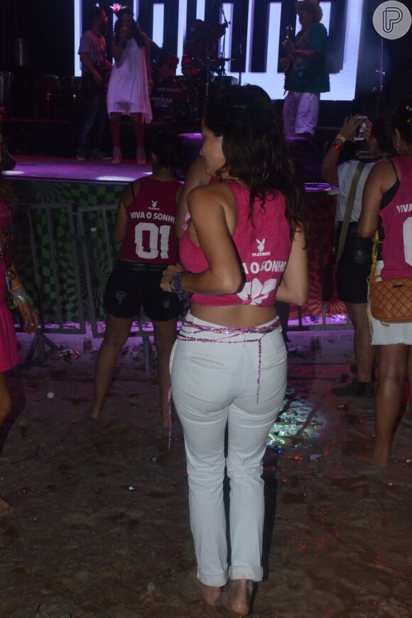 Nanda Costa se diverte ao som do grupo Moinho no Carnaval de Salvador, Bahia