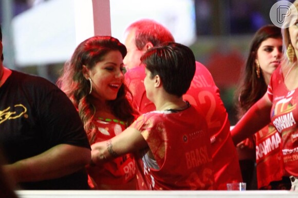Thammy Miranda e a namorada, Andressa Ferreira, trocam carinhos no camarote Brahma, no Carnaval de Salvador, em 2 de março de 2014