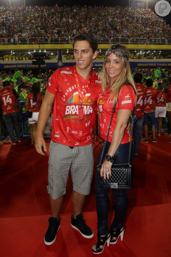 Danielle Winits e Amaury Nunes curtem o primeiro dia de desfiles do Grupo Especial, no Rio de Janeiro, em 2 de março de 2014