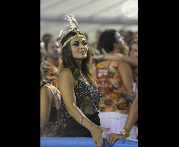 Juliana Paes assiste ao desfile do Salgueiro