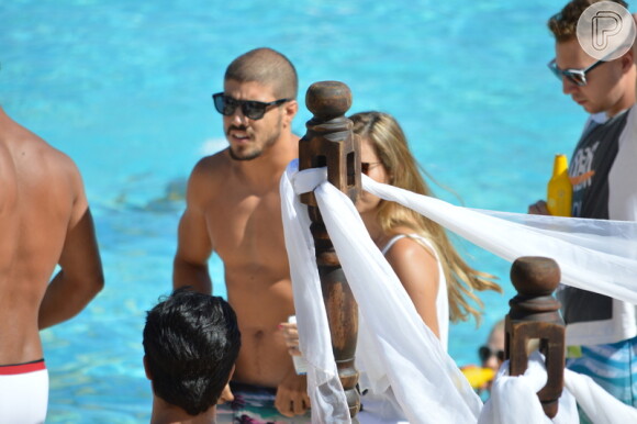 Caio Castro posa para fãs em pool party a Bahia