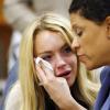 Lindsay Lohan chora ao lado da advogada Shawn Holley sentada no banco dos réus, em julho de 2010