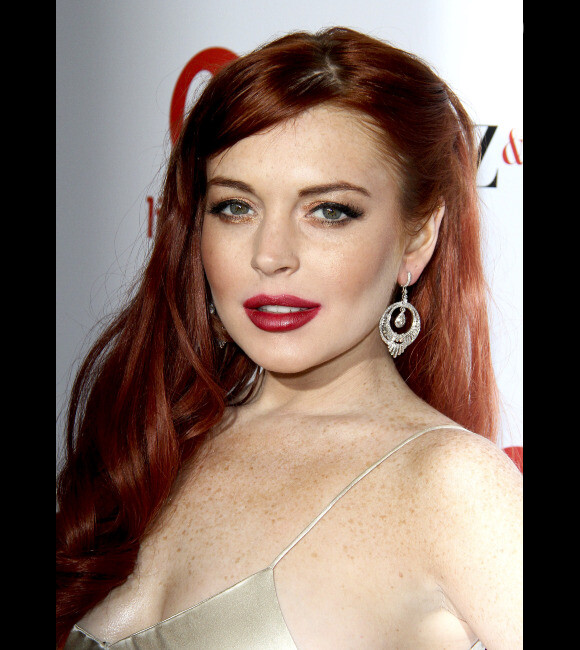 Lindsay Lohan posa no tapede vermelho do filme 'Liz and Dick', em que interpreta Liz Taylor, em novembro de 2012