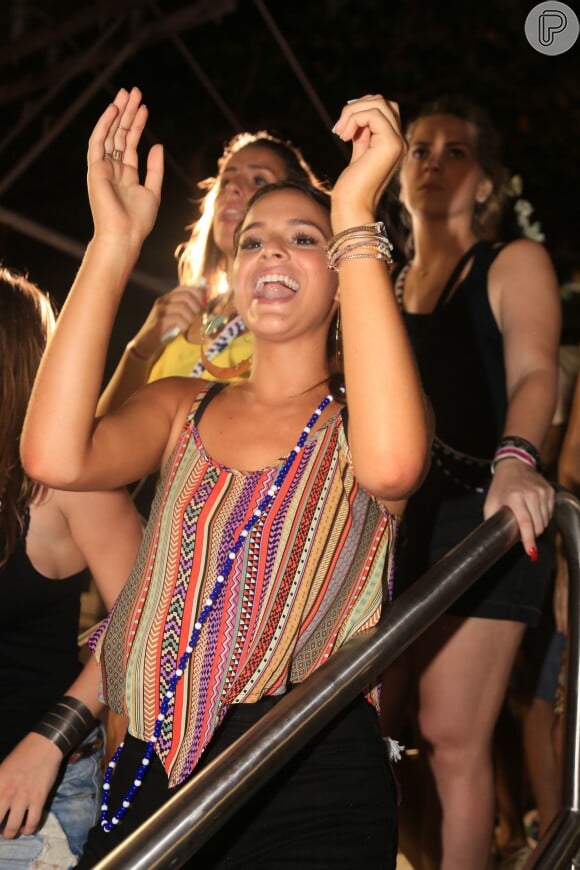 Bruna Marquezine se esbalda dançando 'Lepo Lepo' no trio de Ivete Sangalo em Salvador, na Bahia