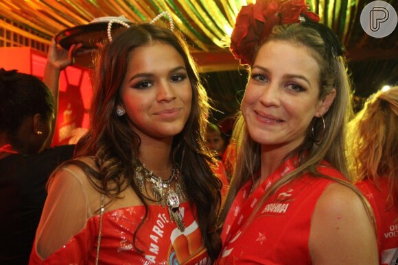 Bruna Marquezine posa com Luana Piovani no camarote da Brahma, no primeiro dia de desfiles no Rio de Janeiro, no domingo de Carnaval (2)
