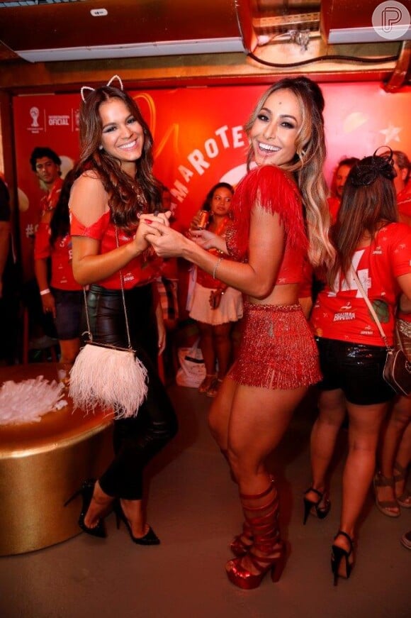 Bruna Marquezine se diverte com Sabrina Sato, musa do camarote da Brahma no Rio de Janeiro