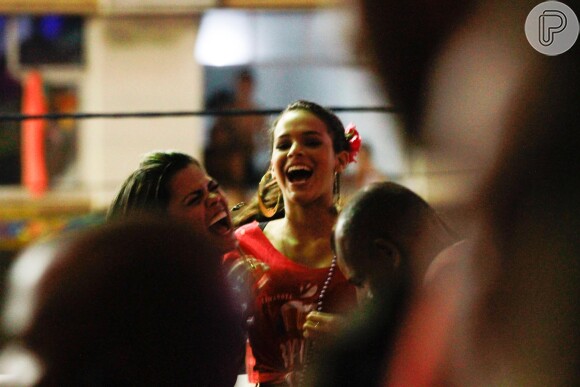 Bruna Marquezine curtiu mais um dia de Carnaval em Salvador e subiu no trio de Ivete Sangalo, em 03 de março de 2014